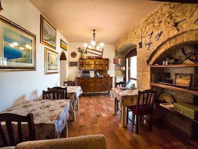 Locale Commerciale in vendita a Marano, Marche