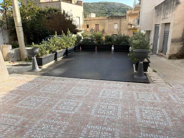 Locale Commerciale in vendita a Custonaci, Sicilia