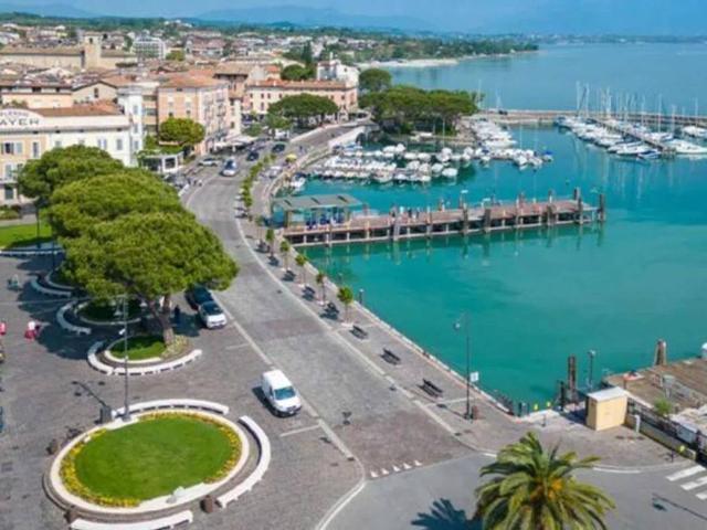 Locale Commerciale in vendita a Desenzano Del Garda, Lombardia