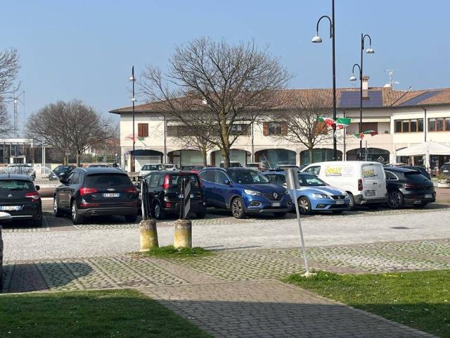 Locale Commerciale in vendita a Desenzano Del Garda, Lombardia