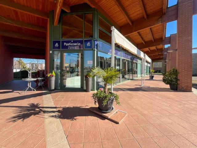 Locale Commerciale in vendita a Rivoltella del Garda, Desenzano Del Garda