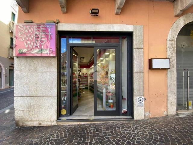 Locale Commerciale in vendita a Desenzano Del Garda, Lombardia
