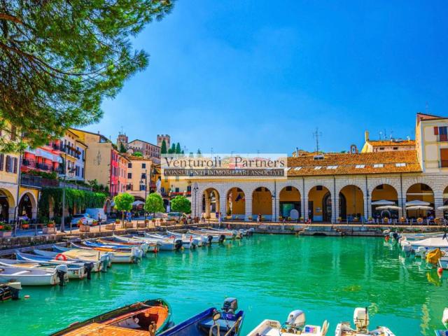 Locale Commerciale in vendita a Desenzano Del Garda, Lombardia