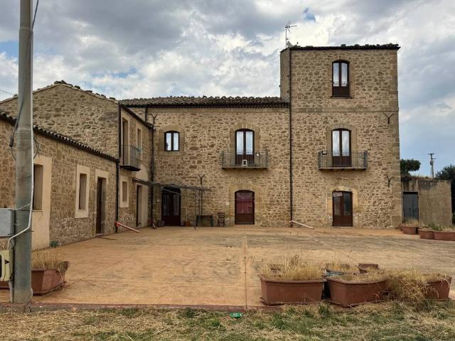 Locale Commerciale in vendita a Enna, Sicilia