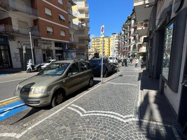 Locale Commerciale in vendita a Ercolano, Campania