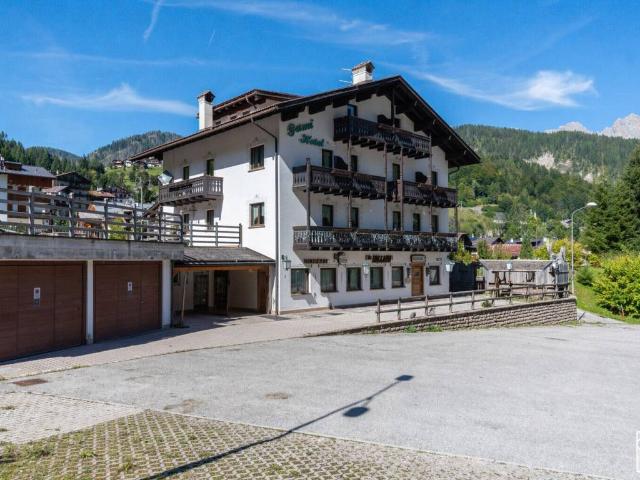 Locale Commerciale in vendita a Falcade, Veneto