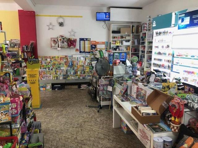 Locale Commerciale in vendita a Villanova, Marche