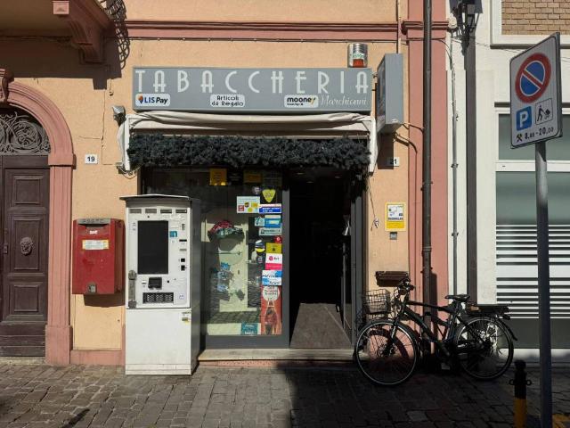 Locale Commerciale in vendita a Centro storico, Marche