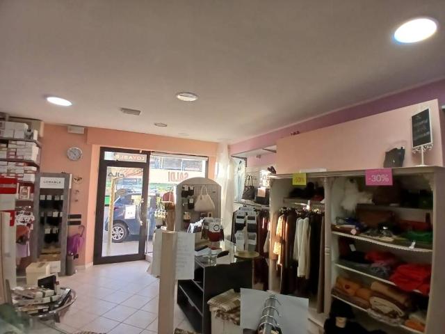 Locale Commerciale in vendita a Sant'Andrea, Marche