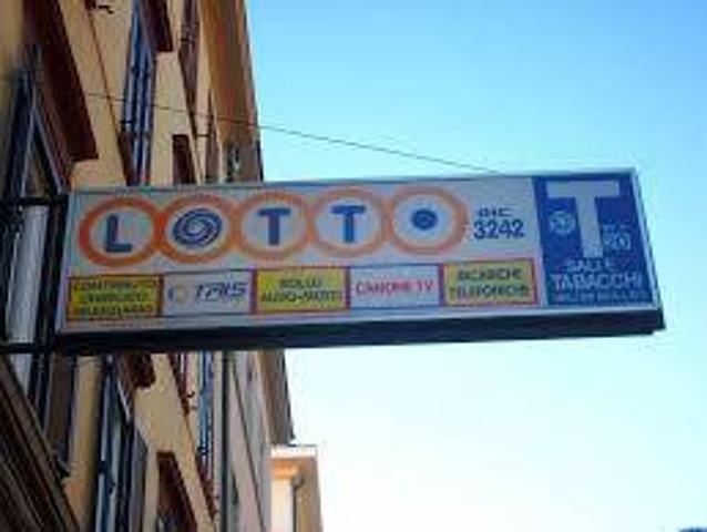 Locale Commerciale in vendita a Ferrara, Reggio Emilia