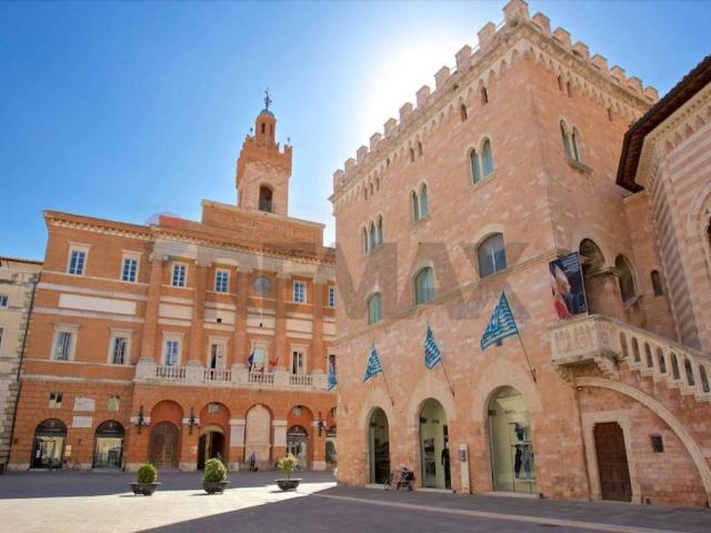 Locale Commerciale in vendita a Foligno, Umbria