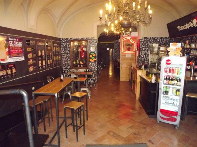 Locale Commerciale in vendita a Foligno, Umbria