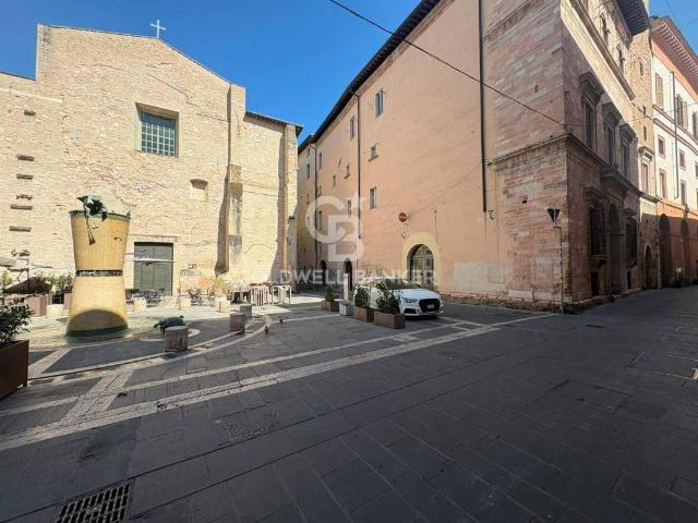 Locale Commerciale in vendita a Foligno, Umbria