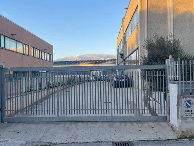 Locale Commerciale in vendita a Foligno, Umbria