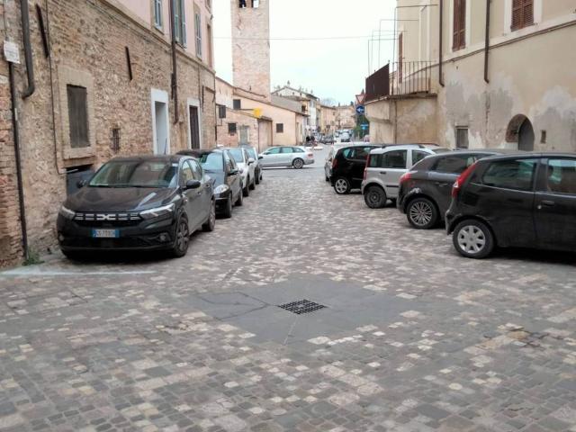 Locale Commerciale in vendita a Foligno, Umbria