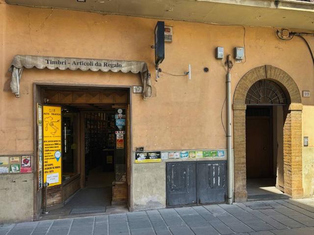 Locale Commerciale in vendita a Foligno, Umbria