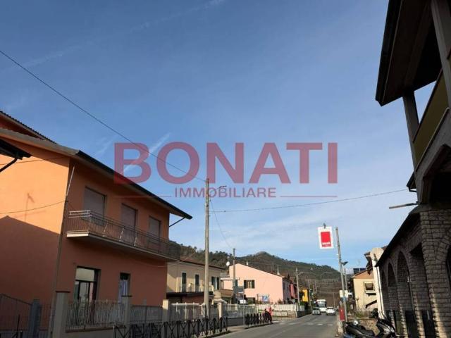 Locale Commerciale in vendita a Follo, Liguria