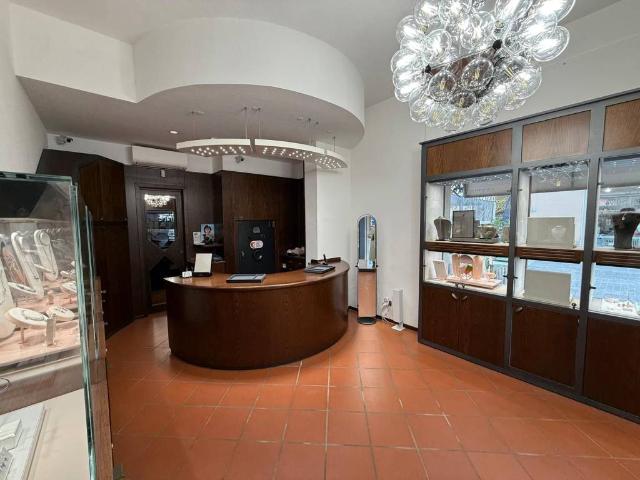 Locale Commerciale in vendita a Follonica, Grosseto