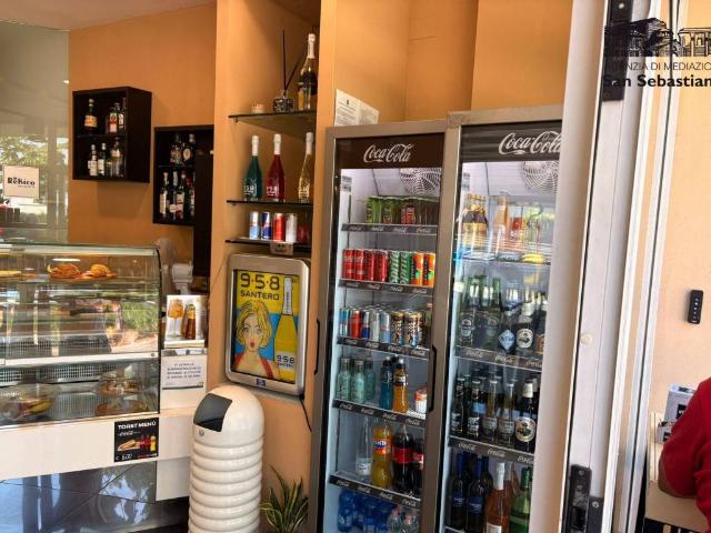 Locale Commerciale in vendita a Unione di Comuni della Romagna Forlivese, Quattro