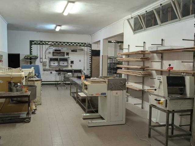 Locale Commerciale in vendita a Unione di Comuni della Romagna Forlivese, Quattro