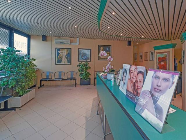 Locale Commerciale in vendita a Unione dei comuni del Distretto Ceramico, Formigine