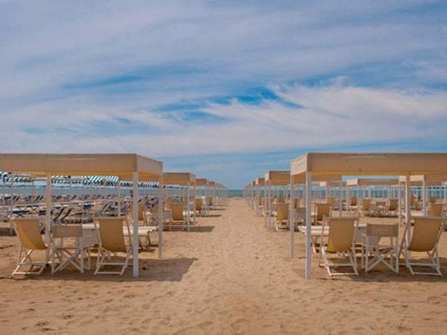 Locale Commerciale in vendita a Roma Imperiale, Forte Dei Marmi