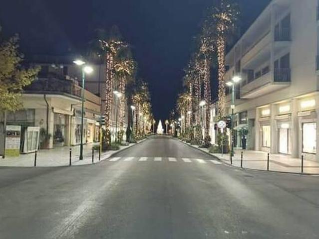 Locale Commerciale in vendita a Roma Imperiale, Forte Dei Marmi