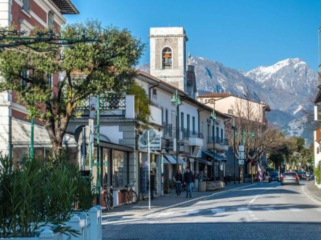 Locale Commerciale in vendita a Roma Imperiale, Forte Dei Marmi