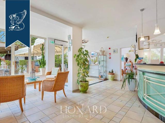 Locale Commerciale in vendita a Vittoria Apuana, Forte Dei Marmi