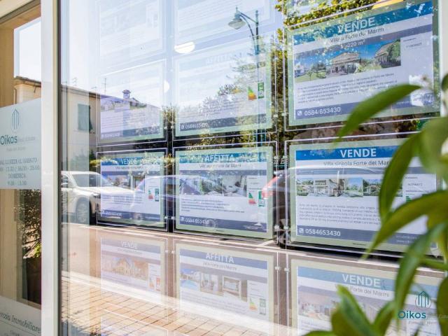 Locale Commerciale in vendita a Roma Imperiale, Forte Dei Marmi