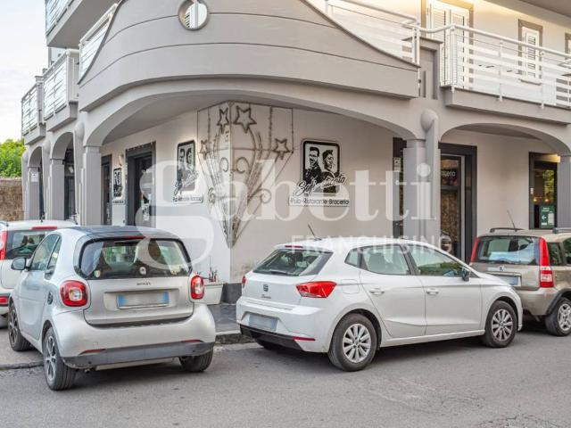 Locale Commerciale in vendita a Borgo Siepe, Frattamaggiore