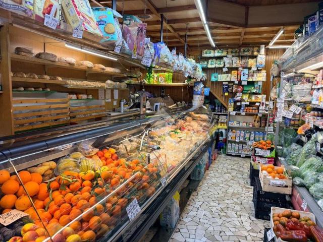 Locale Commerciale in vendita a Frosinone, Lazio