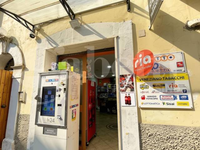 Locale Commerciale in vendita a Gaeta, Lazio