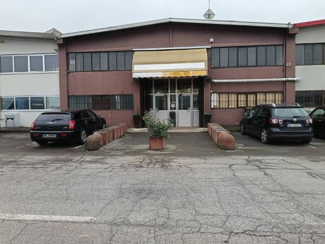 Locale Commerciale in vendita a Unione dei Comuni I Fontanili, Gaggiano