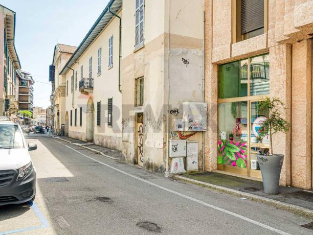Locale Commerciale in vendita a Centro, Gallarate