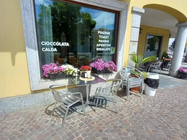 Locale Commerciale in vendita a Bornate, Piemonte