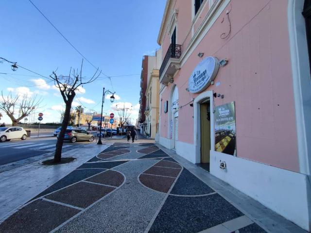Locale Commerciale in vendita a Puglia, Lecce