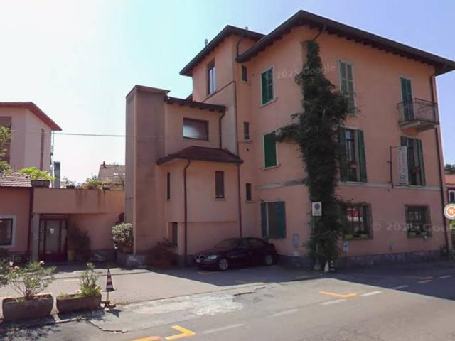 Locale Commerciale in vendita a Gazzada Schianno, Gazzada