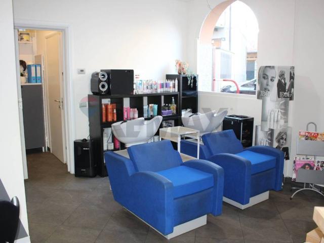 Locale Commerciale in vendita a Gazzada Schianno, Schianno