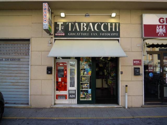 Locale Commerciale in vendita a Levante, Serra Riccò