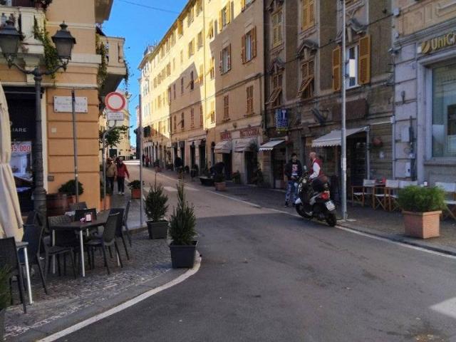 Locale Commerciale in vendita a Levante, Serra Riccò
