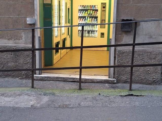 Locale Commerciale in vendita a Val Polcevera, Serra Riccò