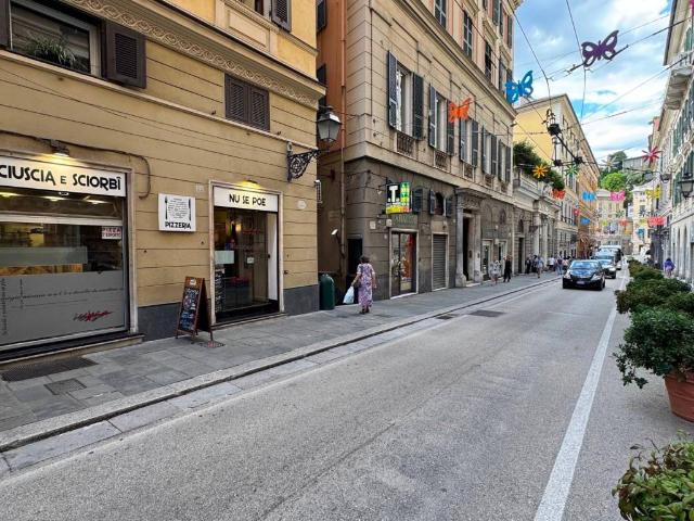 Locale Commerciale in vendita a Centro Est, Serra Riccò