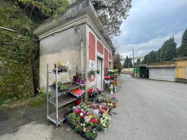 Locale Commerciale in vendita a Val Polcevera, Serra Riccò