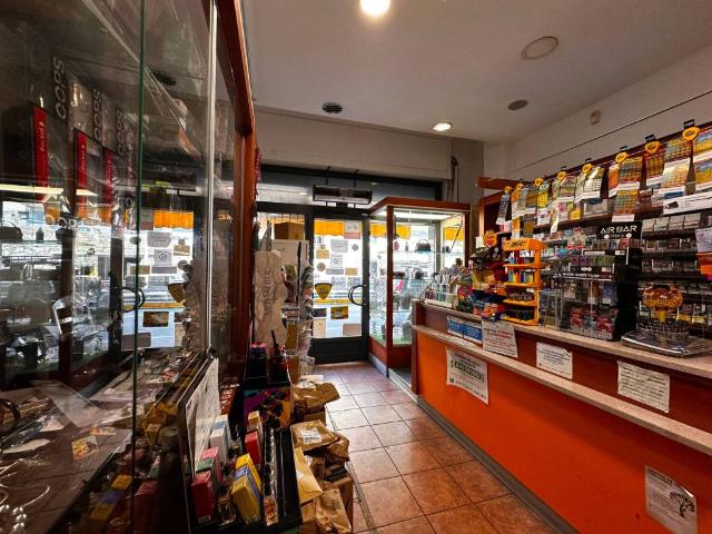 Locale Commerciale in vendita a Medio Levante, Serra Riccò