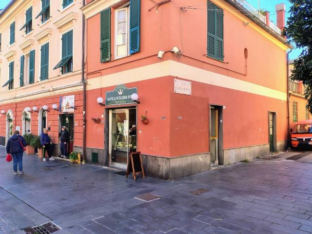 Locale Commerciale in vendita a Ponente, Serra Riccò