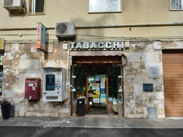 Locale Commerciale in vendita a Ponente, Serra Riccò