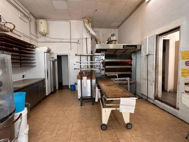Locale Commerciale in vendita a Levante, Serra Riccò