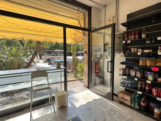 Locale Commerciale in vendita a Levante, Serra Riccò