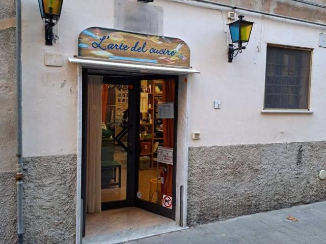 Locale Commerciale in vendita a Medio Ponente, Serra Riccò